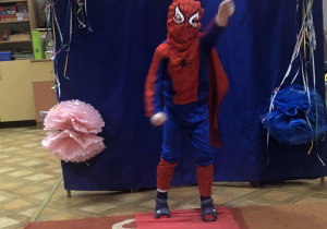 Chłopiec w stroju Spiderman.